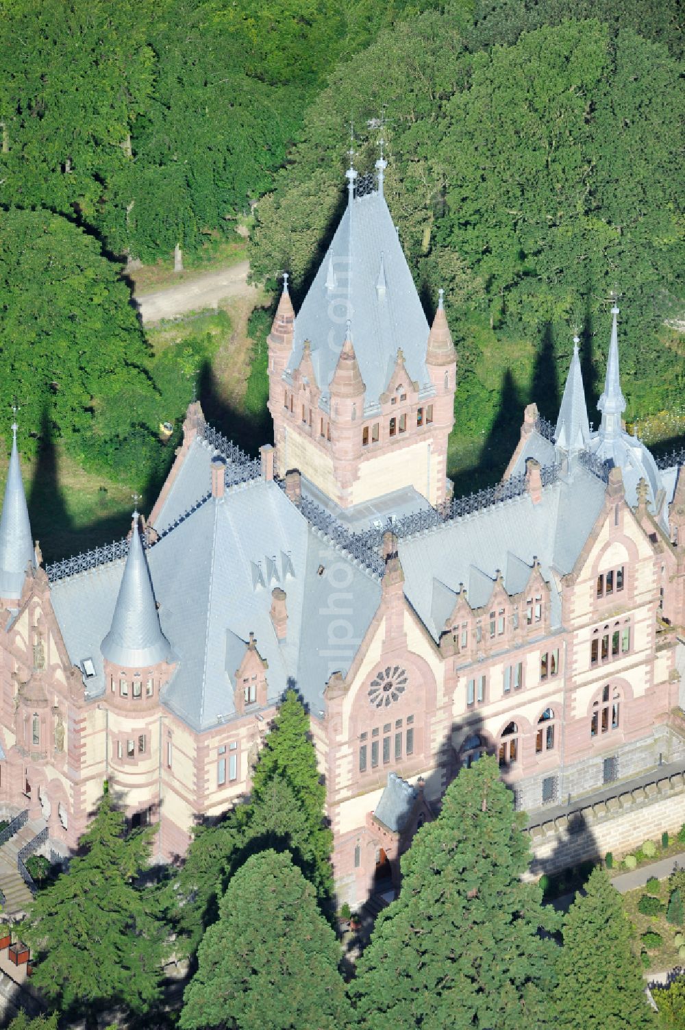 Aerial photograph Königswinter - Castle complex on the plateau Schloss Drachenburg on street Drachenfelsstrasse in Koenigswinter in the state North Rhine-Westphalia, Germany