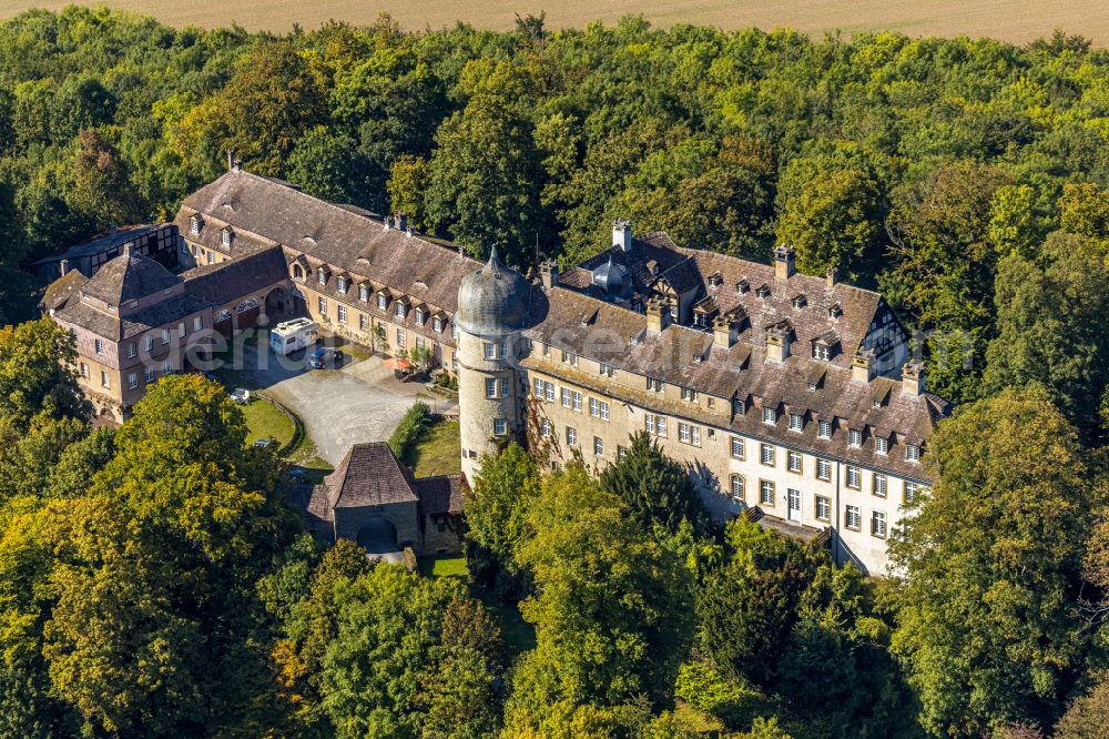Aerial image Hinnenburg - Castle of Schloss Hinnenburg in Hinnenburg in the state North Rhine-Westphalia, Germany