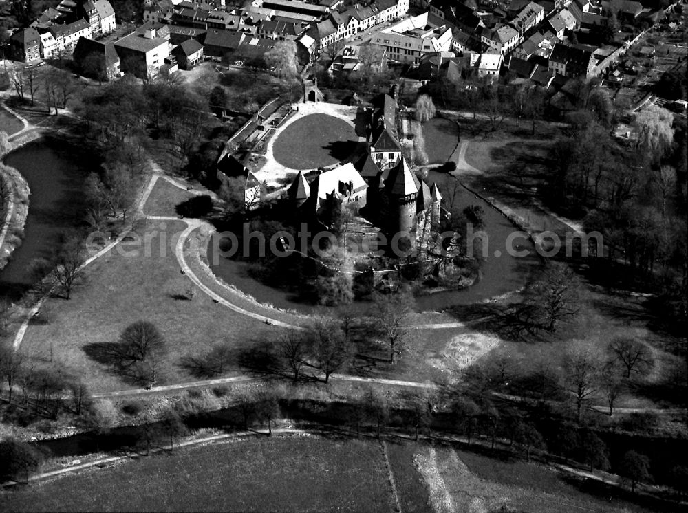 Aerial image Krefeld - Castle of Schloss Linn in Krefeld in the state North Rhine-Westphalia, Germany