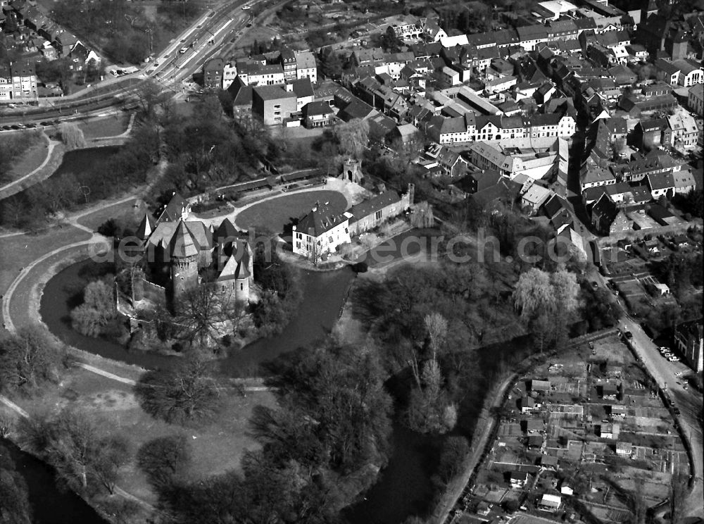 Aerial photograph Krefeld - Castle of Schloss Linn in Krefeld in the state North Rhine-Westphalia, Germany