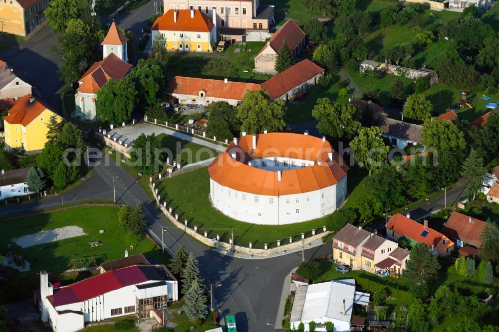 Aerial photograph Nepomysl - Pomeisl - Castle of Schloss in Nepomysl - Pomeisl in Ustecky kraj - Aussiger Region, Czech Republic