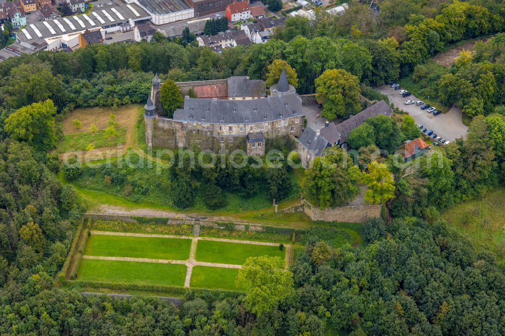 Hagen from the bird's eye view: Castle of on street Alter Schlossweg in the district Hohenlimburg in Hagen in the state North Rhine-Westphalia, Germany
