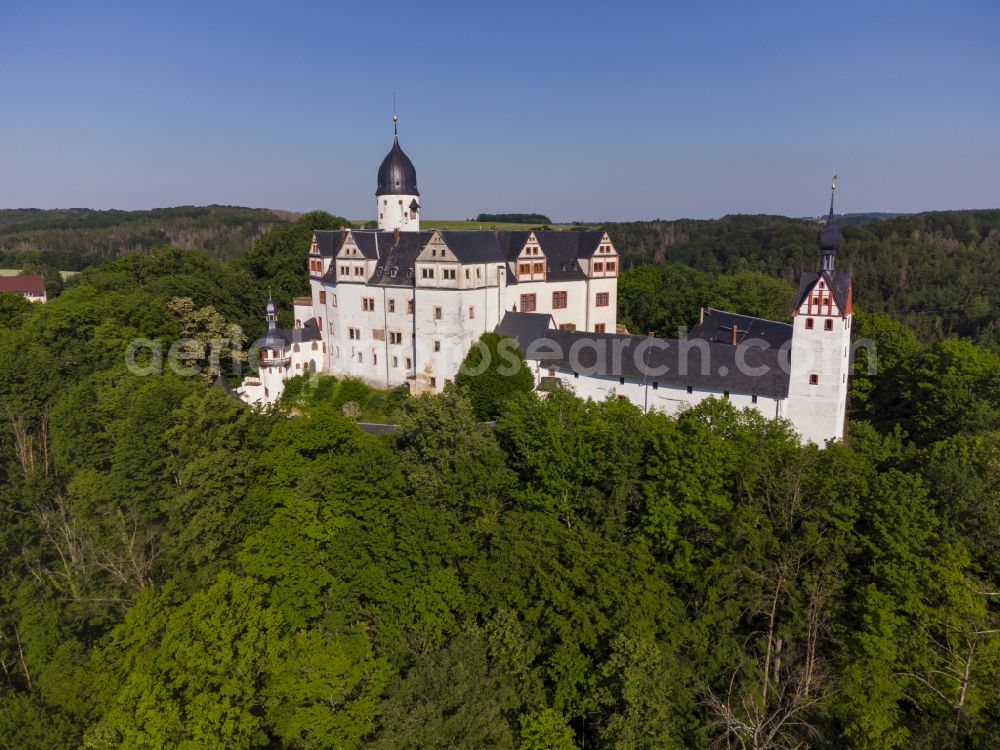 Lunzenau from the bird's eye view: Castle complex on the plateau Schloss Rochsburg on street Schlossstrasse in Lunzenau in the state Saxony, Germany