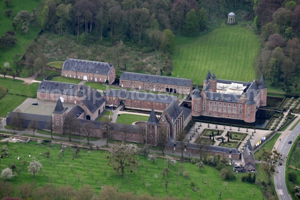 Bilzen from the bird's eye view: Castle of Schloss Schloss Alden Biesen Kasteelstraat in Bilzen in Vlaan deren, Belgium