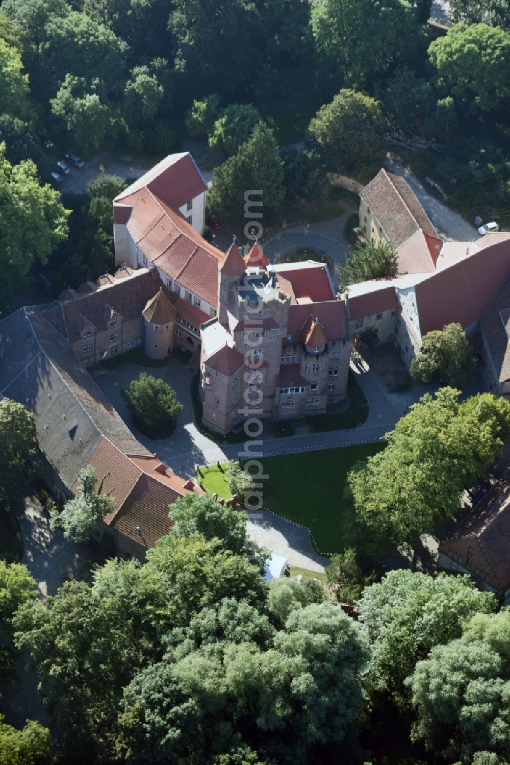 Altenhausen from the bird's eye view: Castle of Schloss Schloss Altenhausen an der Schlossstrasse in Altenhausen in the state Saxony-Anhalt