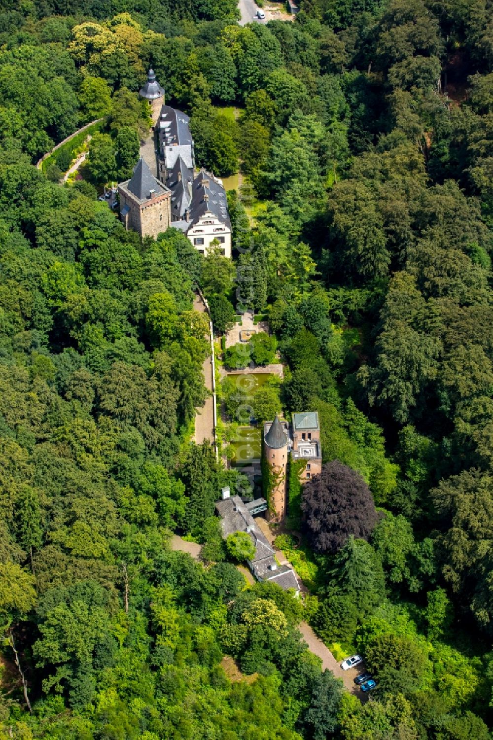 Aerial photograph Essen - Castle of Schloss Schloss Landsberg on August-Thyssen-Strasse in Essen in the state North Rhine-Westphalia