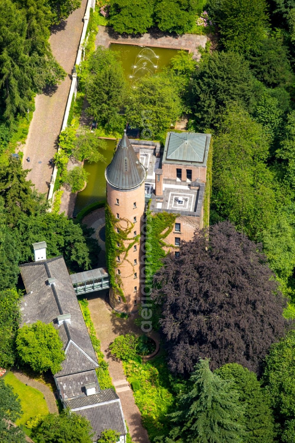 Essen from the bird's eye view: Castle of Schloss Schloss Landsberg on August-Thyssen-Strasse in Essen in the state North Rhine-Westphalia