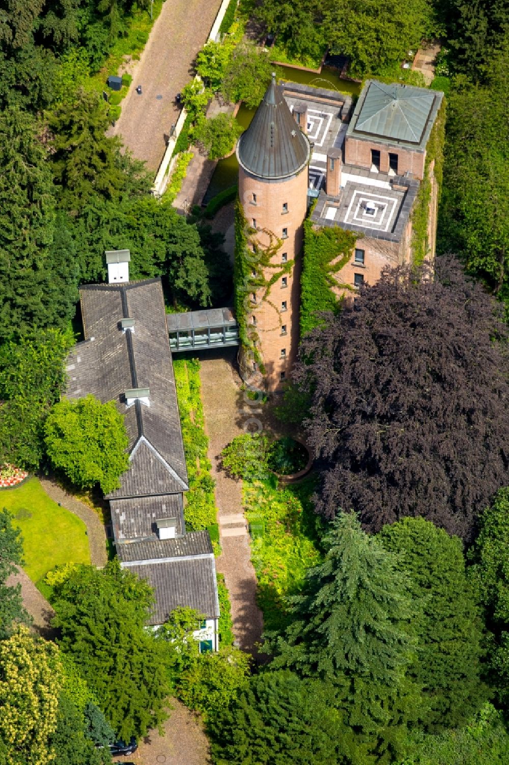 Aerial image Essen - Castle of Schloss Schloss Landsberg on August-Thyssen-Strasse in Essen in the state North Rhine-Westphalia