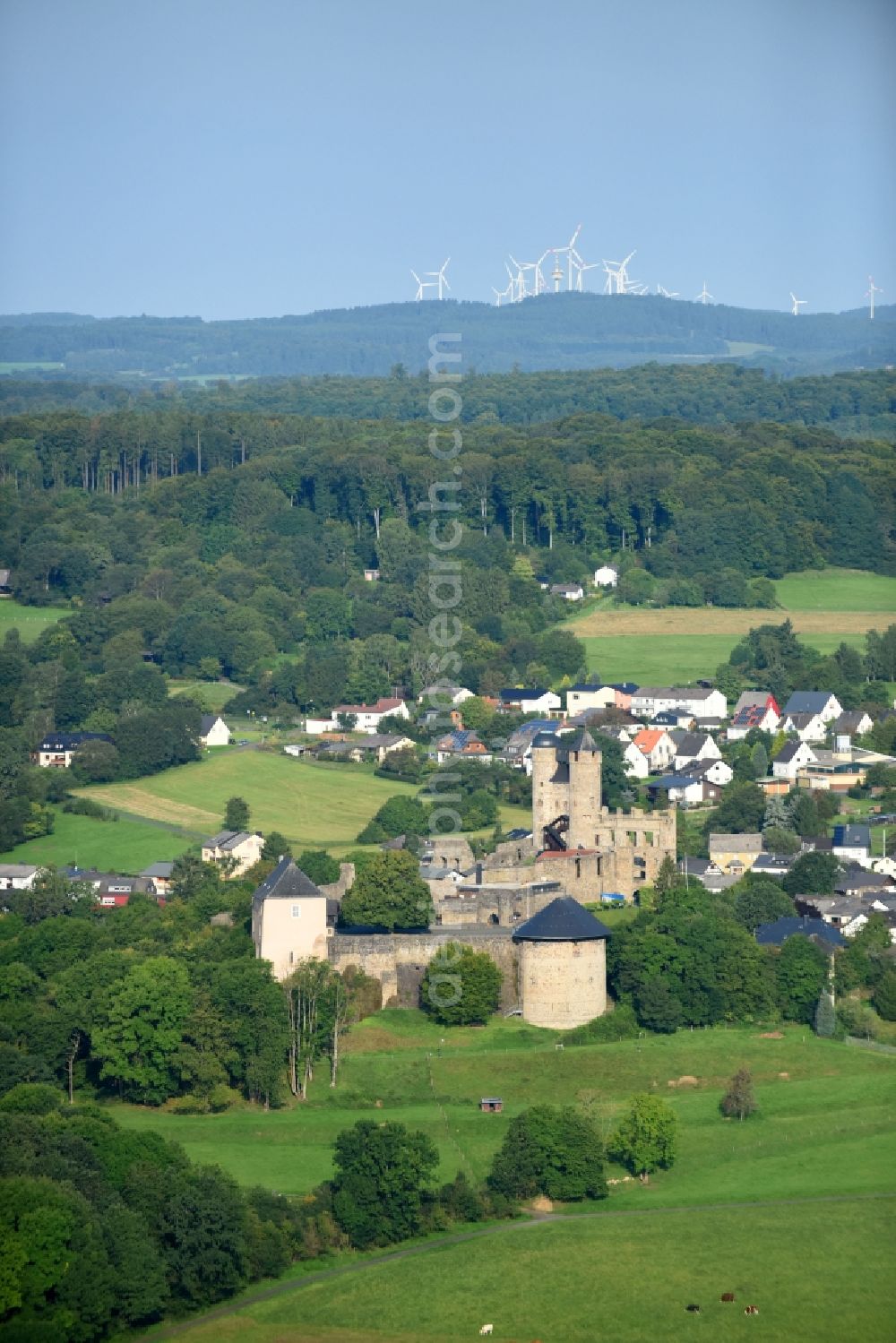 Greifenstein from the bird's eye view: Castle of the fortress Burg Greifenstein in Greifenstein in the state Hesse, Germany