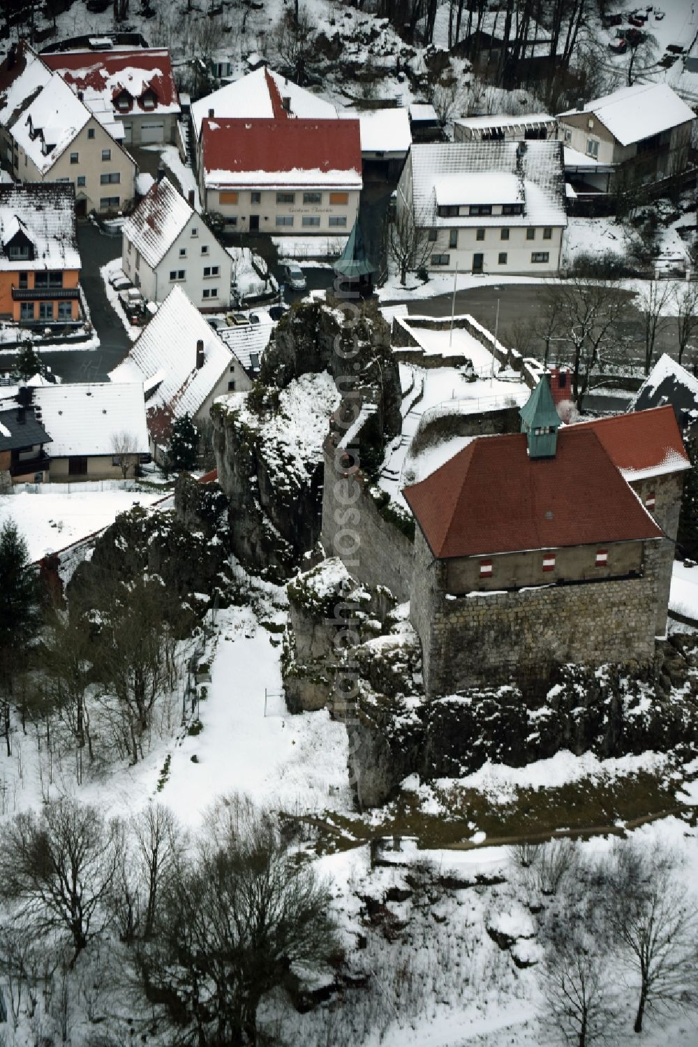 Kirchensittenbach from above - Wintry snowy Castle of the fortress Felsburg om Hohenstein in Kirchensittenbach in the state Bavaria