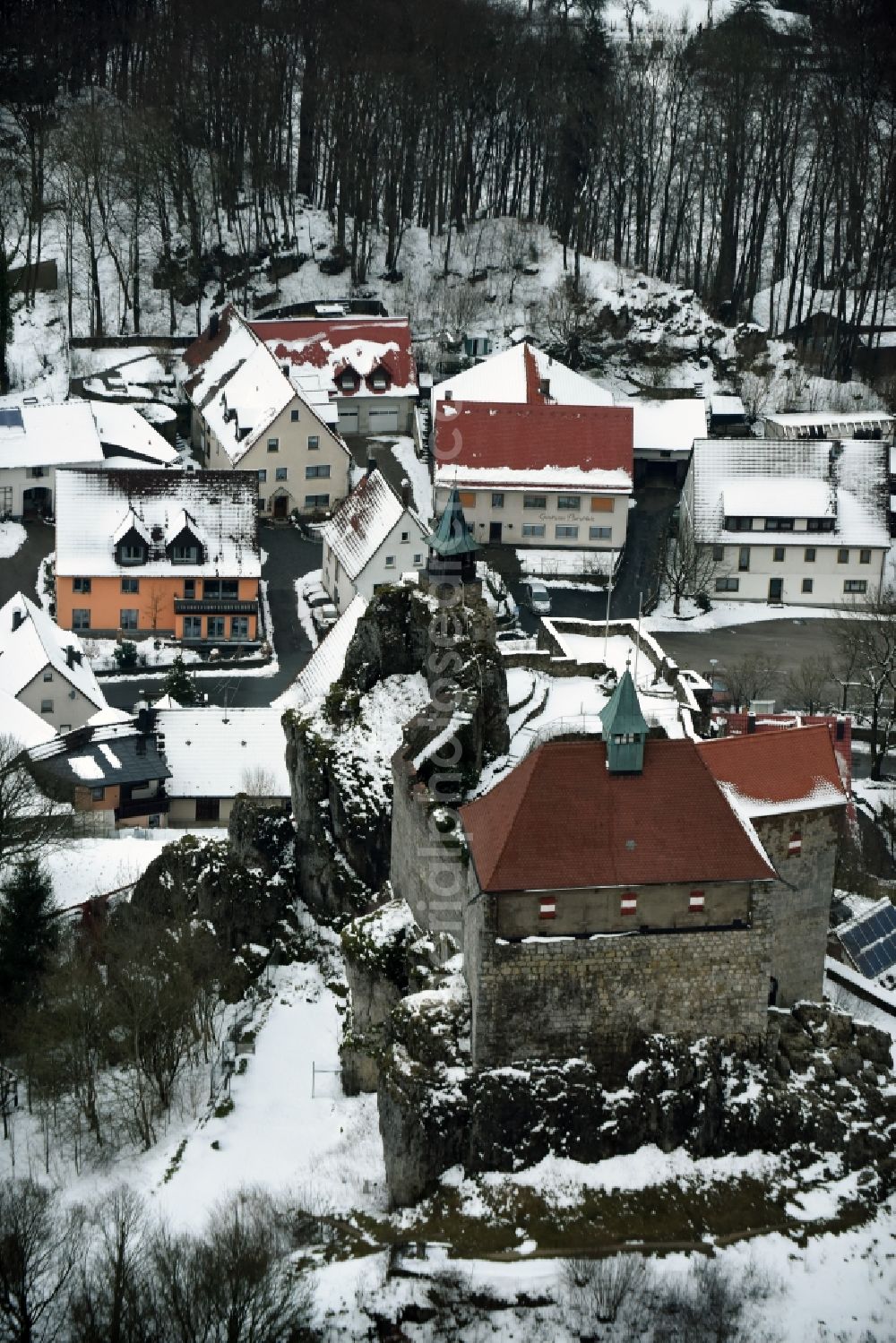 Kirchensittenbach from the bird's eye view: Wintry snowy Castle of the fortress Felsburg om Hohenstein in Kirchensittenbach in the state Bavaria