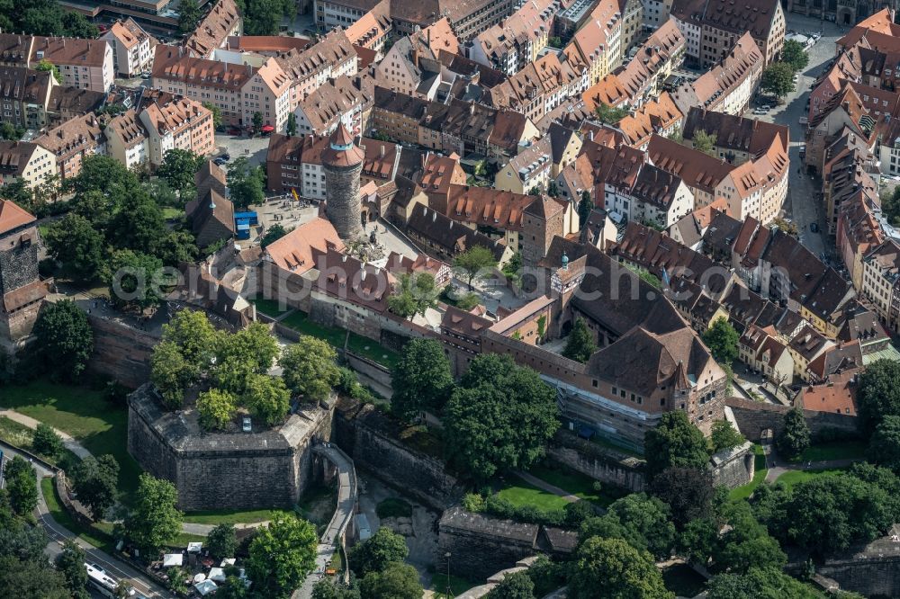 Aerial photograph Nürnberg - Castle of the fortress Kaiserburg - Sinwell Tower - Vestnertorbruecke in the district Altstadt - Sankt Sebald in Nuremberg in the state Bavaria, Germany