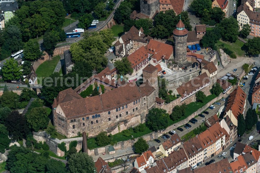 Nürnberg from the bird's eye view: Castle of the fortress Kaiserburg - Sinwell Tower - Vestnertorbruecke in the district Altstadt - Sankt Sebald in Nuremberg in the state Bavaria, Germany