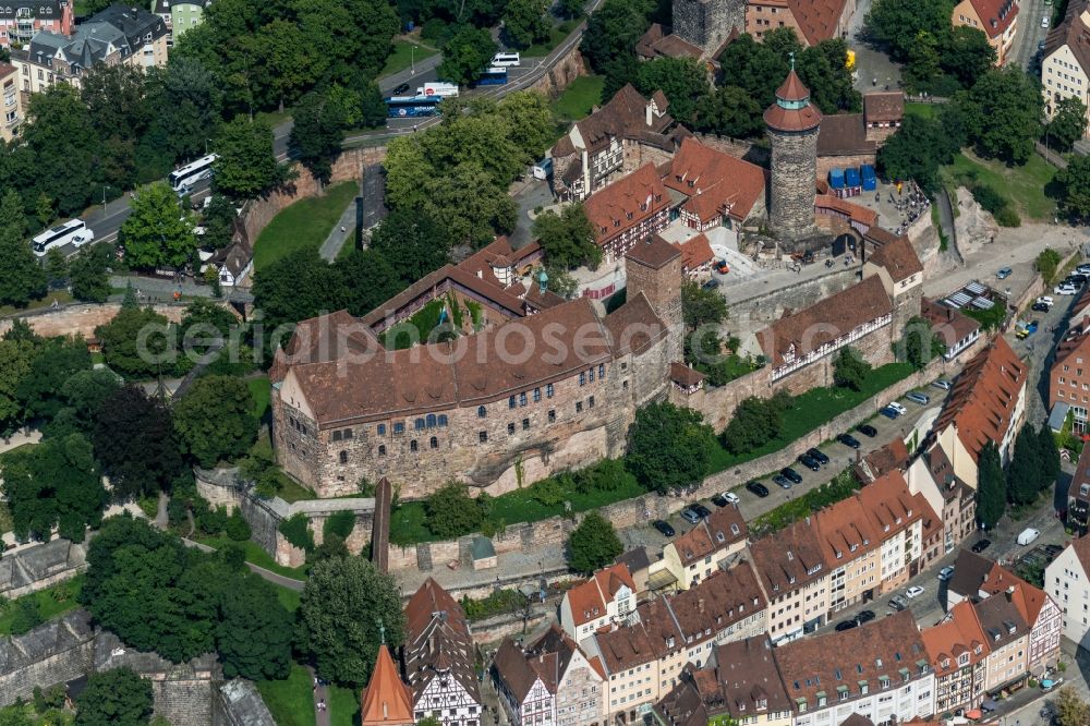 Aerial image Nürnberg - Castle of the fortress Kaiserburg - Sinwell Tower - Vestnertorbruecke in the district Altstadt - Sankt Sebald in Nuremberg in the state Bavaria, Germany