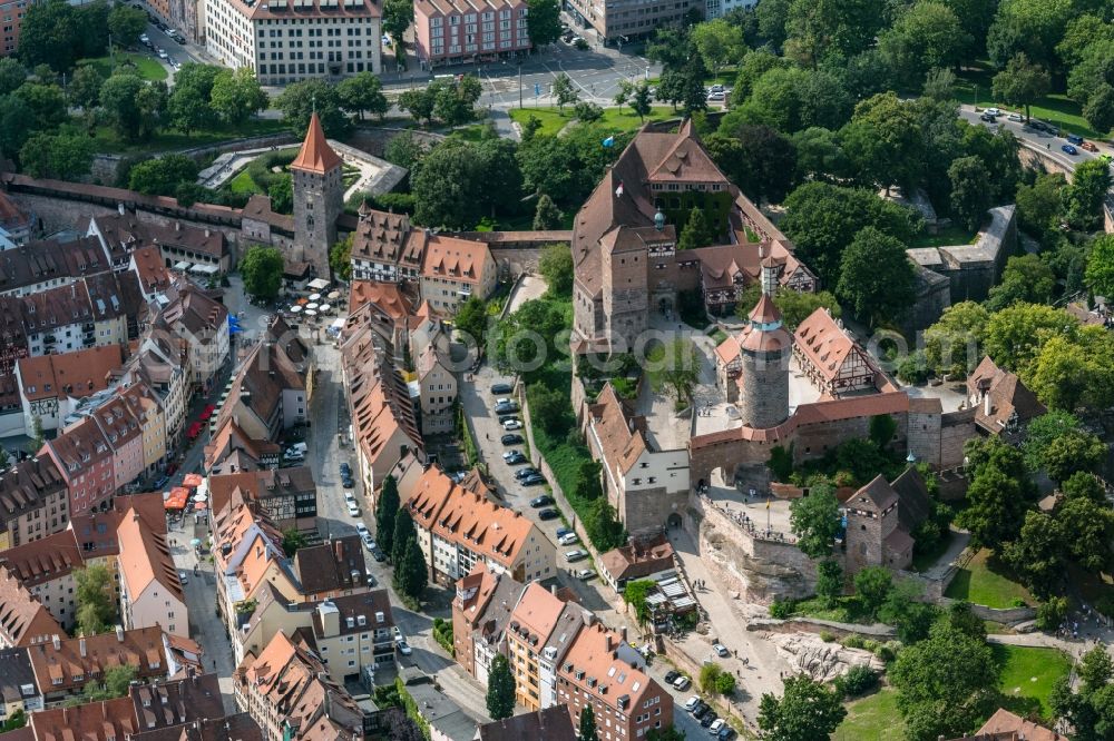 Aerial image Nürnberg - Castle of the fortress Kaiserburg - Sinwell Tower - Vestnertorbruecke in the district Altstadt - Sankt Sebald in Nuremberg in the state Bavaria, Germany