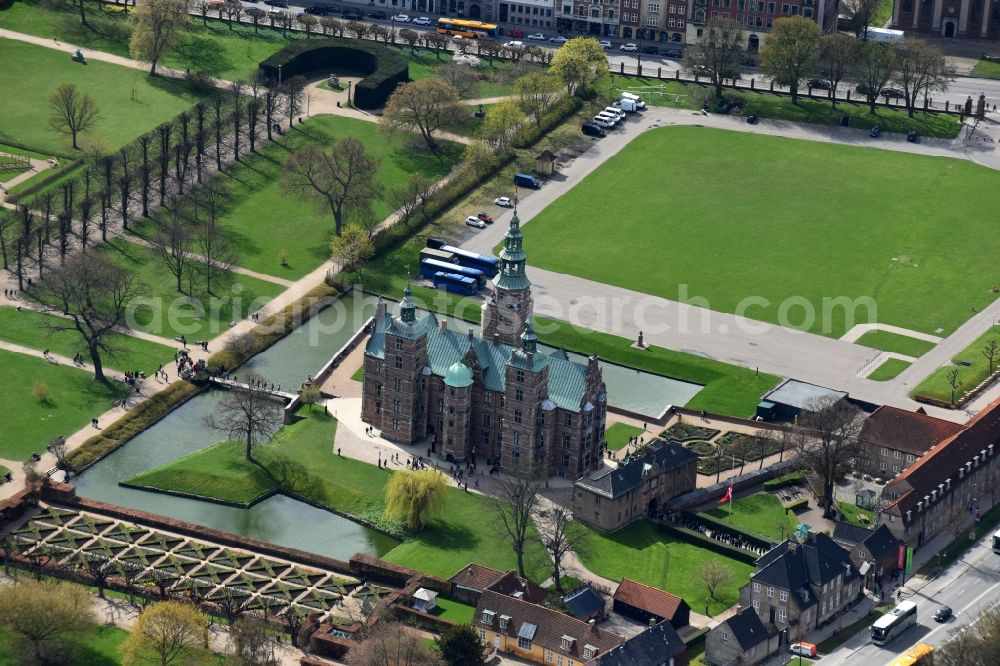 Kopenhagen from the bird's eye view: Castle of the fortress Rosenborg Castle Oster Voldgade in Copenhagen in , Denmark