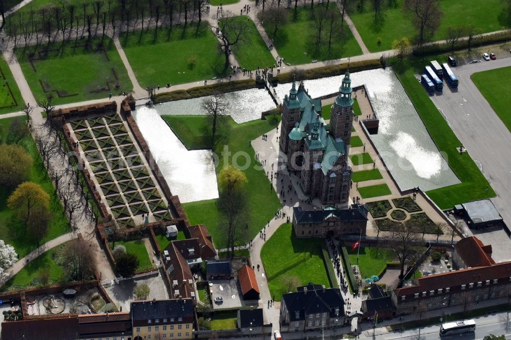 Kopenhagen from the bird's eye view: Castle of the fortress Rosenborg Castle Oster Voldgade in Copenhagen in , Denmark