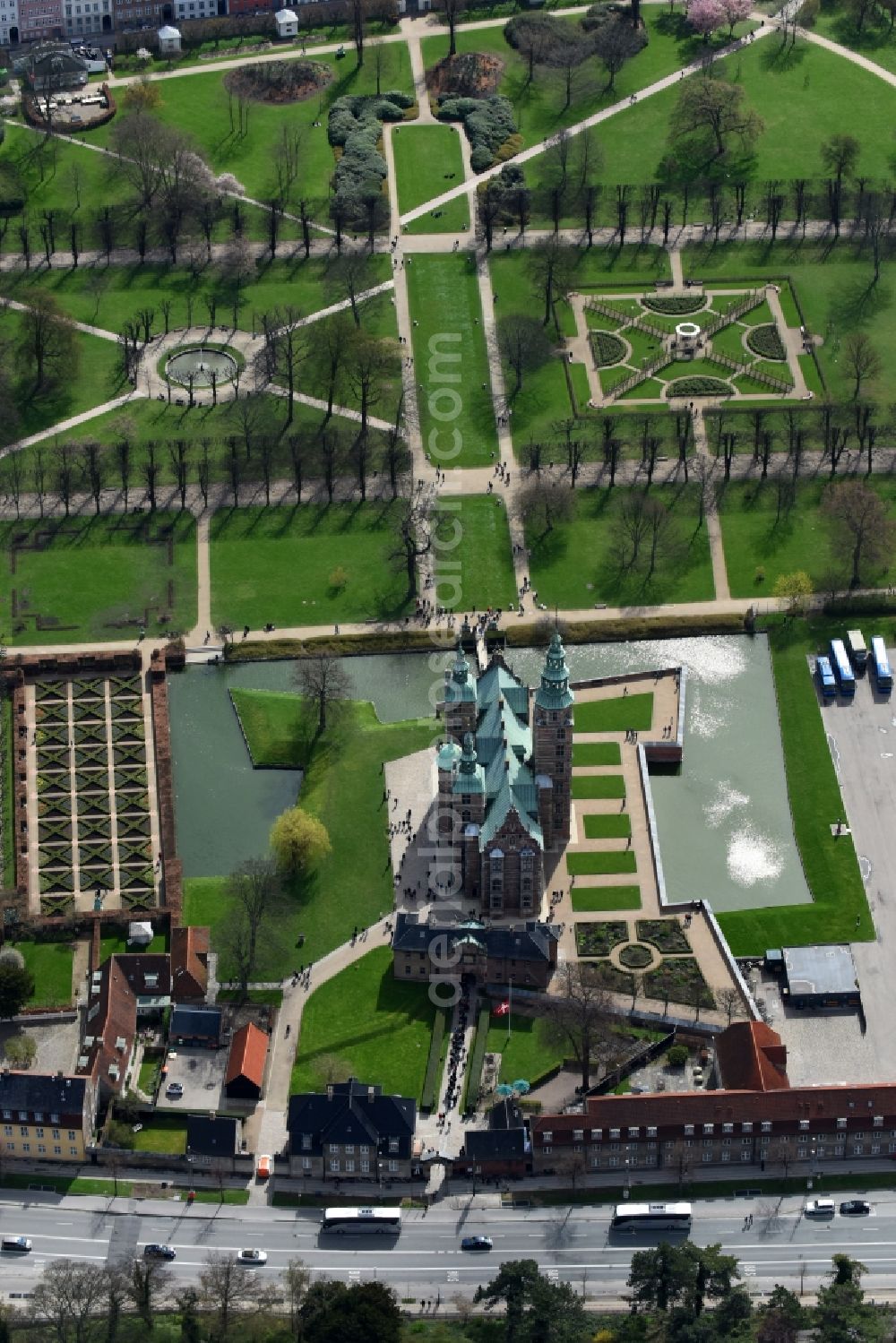 Kopenhagen from the bird's eye view: Castle of the fortress Rosenborg Castle Oster Voldgade in Copenhagen in , Denmark