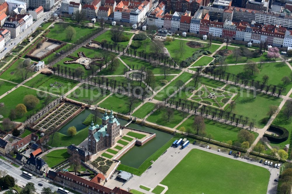 Kopenhagen from the bird's eye view: Castle of the fortress Rosenborg Castle Oster Voldgade in Copenhagen in , Denmark