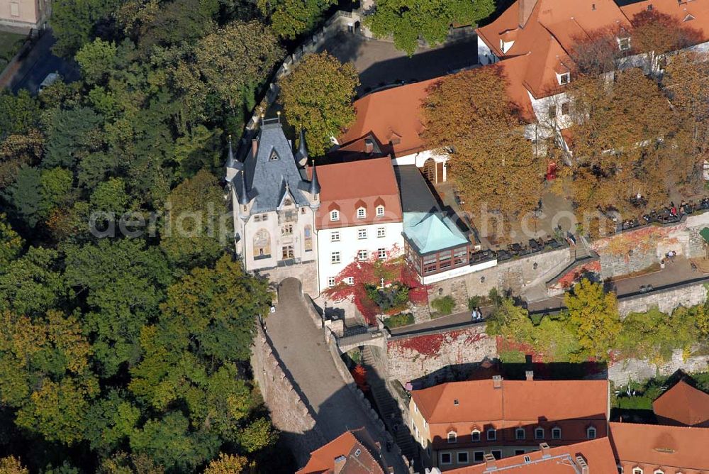 Aerial image Meißen - Blick auf das Burgberg Tor und den Burgberg. Mit der Wiedereröffnung des historischen „Oberen Promenadenwegs“ entlang der Außenmauern von Kornhaus, Albrechtsburg und Dom bis zu den Amtsgerichtsstufen ist ein wichtiges Bindeglied im Wegenetz zwischen Altstadt und Burgberg endlich wieder hergestellt.