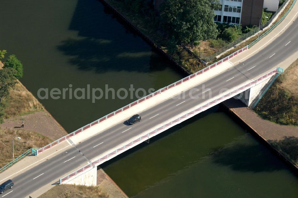 BURG from above - Blick auf die Burger Brücke. Die Brücke wurde im Jahr 2005 erbaut und ist eine Überführung der Landstraße 52 über den Elbe-Havel-Kanal bei km 332,150.