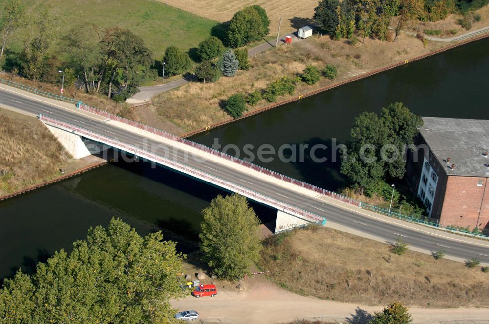 BURG from above - Blick auf die Burger Brücke. Die Brücke wurde im Jahr 2005 erbaut und ist eine Überführung der Landstraße 52 über den Elbe-Havel-Kanal bei km 332,150.