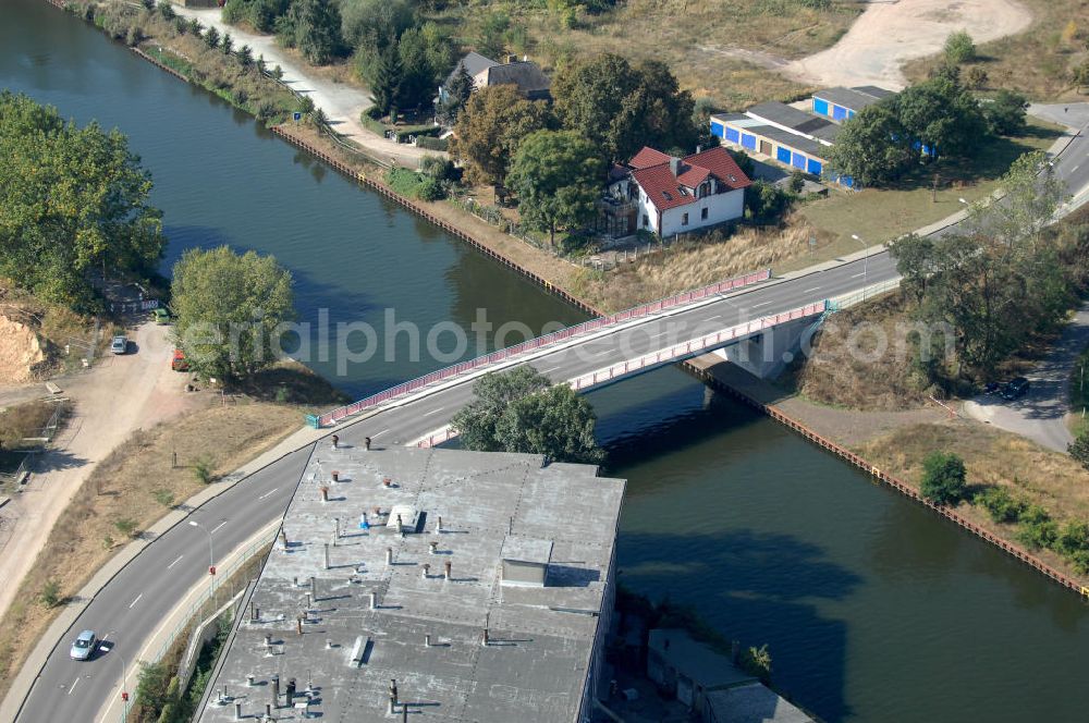 BURG from above - Blick auf die Burger Brücke. Die Brücke wurde im Jahr 2005 erbaut und ist eine Überführung der Landstraße 52 über den Elbe-Havel-Kanal bei km 332,150.