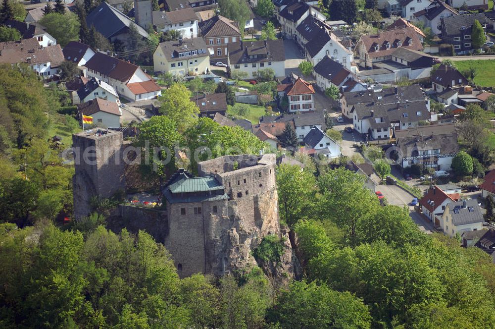 EBERSTEIN from above - Die Ruine Alt-Eberstein liegt direkt über dem Baden-Badener Stadtteil Ebersteinburg in Baden-Württemberg.Von der einstigen Burganlage sind heute nur noch der Bergfried und eine Schildmauer vorhanden.Im Jahr 1085 erhielt die Familie eine Schenkungsurkunde des Klosters Reichenbach, in der erstmals der Name „Berthold de Eberstein“ erscheint. Zu dieser Zeit verlegten sie ihren Wohnsitz aus der Rheinebene (dort gehörten ihnen zehn Orte im Raum Sinzheim und Ottersweier) auf Burg Eberstein (Alt-Eberstein).