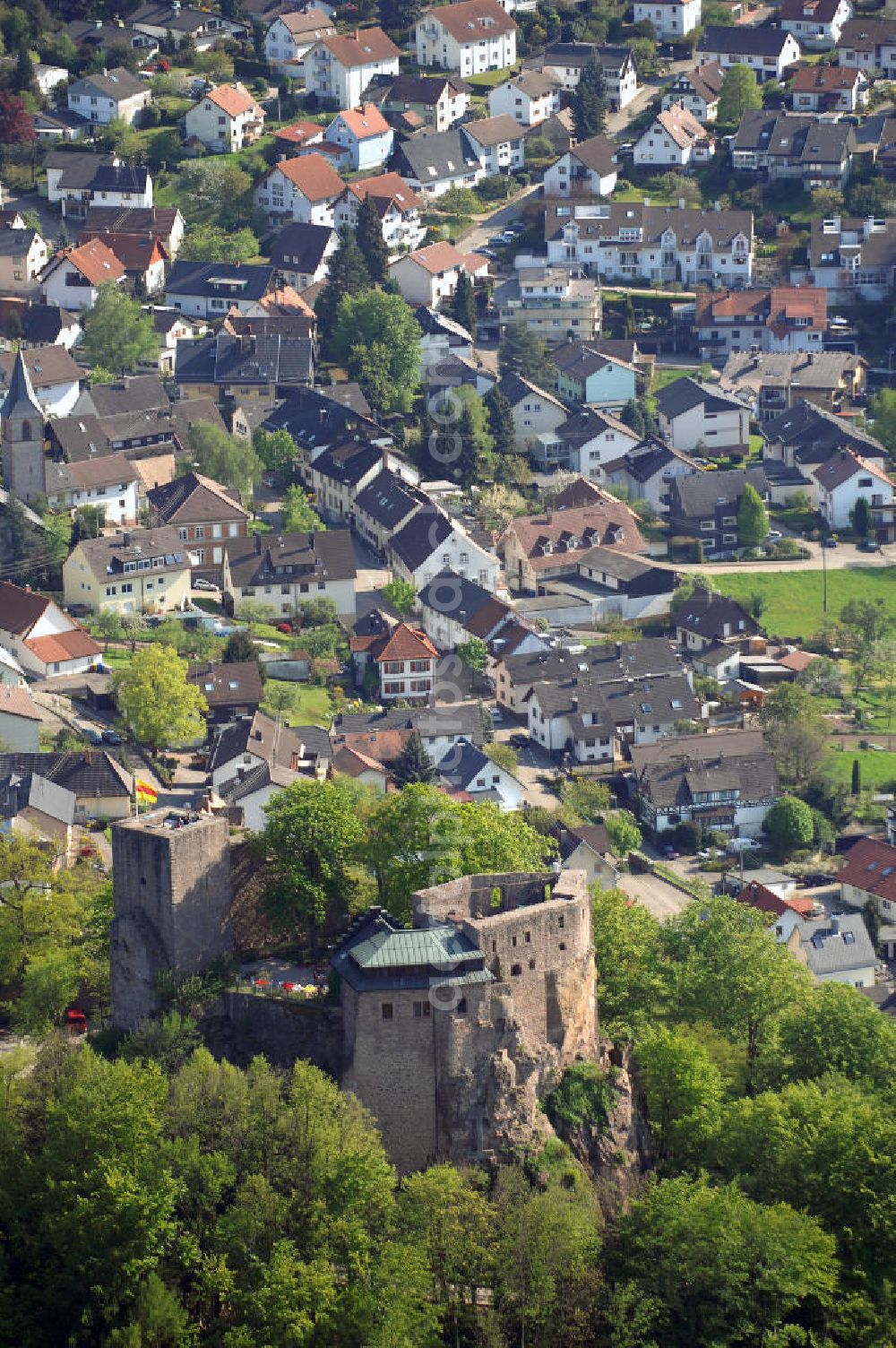 EBERSTEIN from the bird's eye view: Die Ruine Alt-Eberstein liegt direkt über dem Baden-Badener Stadtteil Ebersteinburg in Baden-Württemberg.Von der einstigen Burganlage sind heute nur noch der Bergfried und eine Schildmauer vorhanden.Im Jahr 1085 erhielt die Familie eine Schenkungsurkunde des Klosters Reichenbach, in der erstmals der Name „Berthold de Eberstein“ erscheint. Zu dieser Zeit verlegten sie ihren Wohnsitz aus der Rheinebene (dort gehörten ihnen zehn Orte im Raum Sinzheim und Ottersweier) auf Burg Eberstein (Alt-Eberstein).