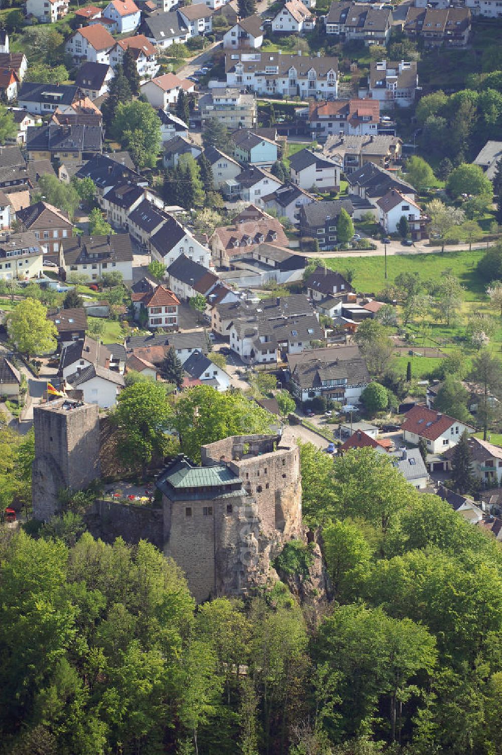 Aerial image EBERSTEIN - Die Ruine Alt-Eberstein liegt direkt über dem Baden-Badener Stadtteil Ebersteinburg in Baden-Württemberg.Von der einstigen Burganlage sind heute nur noch der Bergfried und eine Schildmauer vorhanden.Im Jahr 1085 erhielt die Familie eine Schenkungsurkunde des Klosters Reichenbach, in der erstmals der Name „Berthold de Eberstein“ erscheint. Zu dieser Zeit verlegten sie ihren Wohnsitz aus der Rheinebene (dort gehörten ihnen zehn Orte im Raum Sinzheim und Ottersweier) auf Burg Eberstein (Alt-Eberstein).