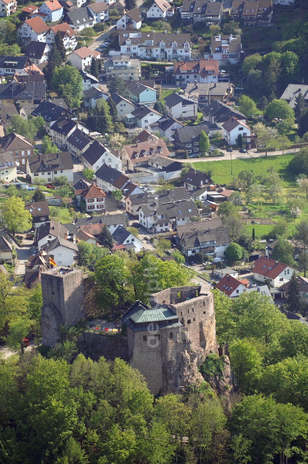 Aerial photograph EBERSTEIN - Die Ruine Alt-Eberstein liegt direkt über dem Baden-Badener Stadtteil Ebersteinburg in Baden-Württemberg.Von der einstigen Burganlage sind heute nur noch der Bergfried und eine Schildmauer vorhanden.Im Jahr 1085 erhielt die Familie eine Schenkungsurkunde des Klosters Reichenbach, in der erstmals der Name „Berthold de Eberstein“ erscheint. Zu dieser Zeit verlegten sie ihren Wohnsitz aus der Rheinebene (dort gehörten ihnen zehn Orte im Raum Sinzheim und Ottersweier) auf Burg Eberstein (Alt-Eberstein).