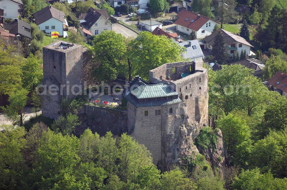 EBERSTEIN from above - Die Ruine Alt-Eberstein liegt direkt über dem Baden-Badener Stadtteil Ebersteinburg in Baden-Württemberg.Von der einstigen Burganlage sind heute nur noch der Bergfried und eine Schildmauer vorhanden.Im Jahr 1085 erhielt die Familie eine Schenkungsurkunde des Klosters Reichenbach, in der erstmals der Name „Berthold de Eberstein“ erscheint. Zu dieser Zeit verlegten sie ihren Wohnsitz aus der Rheinebene (dort gehörten ihnen zehn Orte im Raum Sinzheim und Ottersweier) auf Burg Eberstein (Alt-Eberstein).