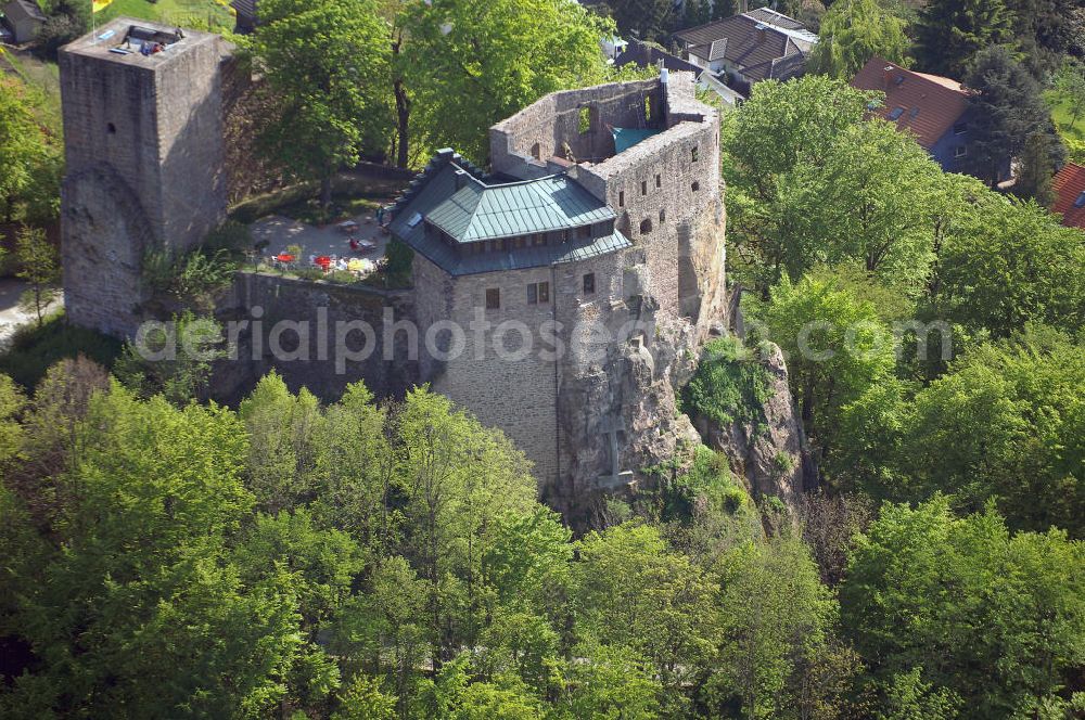 EBERSTEIN from the bird's eye view: Die Ruine Alt-Eberstein liegt direkt über dem Baden-Badener Stadtteil Ebersteinburg in Baden-Württemberg.Von der einstigen Burganlage sind heute nur noch der Bergfried und eine Schildmauer vorhanden.Im Jahr 1085 erhielt die Familie eine Schenkungsurkunde des Klosters Reichenbach, in der erstmals der Name „Berthold de Eberstein“ erscheint. Zu dieser Zeit verlegten sie ihren Wohnsitz aus der Rheinebene (dort gehörten ihnen zehn Orte im Raum Sinzheim und Ottersweier) auf Burg Eberstein (Alt-Eberstein).