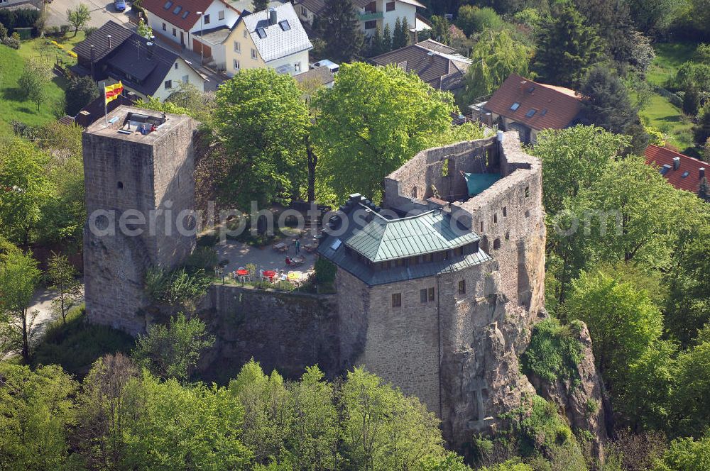 Aerial image EBERSTEIN - Die Ruine Alt-Eberstein liegt direkt über dem Baden-Badener Stadtteil Ebersteinburg in Baden-Württemberg.Von der einstigen Burganlage sind heute nur noch der Bergfried und eine Schildmauer vorhanden.Im Jahr 1085 erhielt die Familie eine Schenkungsurkunde des Klosters Reichenbach, in der erstmals der Name „Berthold de Eberstein“ erscheint. Zu dieser Zeit verlegten sie ihren Wohnsitz aus der Rheinebene (dort gehörten ihnen zehn Orte im Raum Sinzheim und Ottersweier) auf Burg Eberstein (Alt-Eberstein).