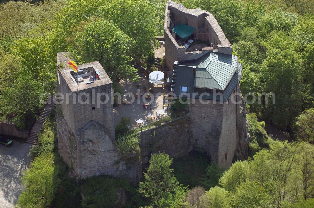 Aerial photograph EBERSTEIN - Die Ruine Alt-Eberstein liegt direkt über dem Baden-Badener Stadtteil Ebersteinburg in Baden-Württemberg.Von der einstigen Burganlage sind heute nur noch der Bergfried und eine Schildmauer vorhanden.Im Jahr 1085 erhielt die Familie eine Schenkungsurkunde des Klosters Reichenbach, in der erstmals der Name „Berthold de Eberstein“ erscheint. Zu dieser Zeit verlegten sie ihren Wohnsitz aus der Rheinebene (dort gehörten ihnen zehn Orte im Raum Sinzheim und Ottersweier) auf Burg Eberstein (Alt-Eberstein).