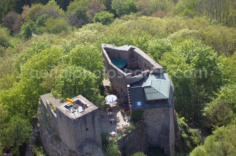 EBERSTEIN from above - Die Ruine Alt-Eberstein liegt direkt über dem Baden-Badener Stadtteil Ebersteinburg in Baden-Württemberg.Von der einstigen Burganlage sind heute nur noch der Bergfried und eine Schildmauer vorhanden.Im Jahr 1085 erhielt die Familie eine Schenkungsurkunde des Klosters Reichenbach, in der erstmals der Name „Berthold de Eberstein“ erscheint. Zu dieser Zeit verlegten sie ihren Wohnsitz aus der Rheinebene (dort gehörten ihnen zehn Orte im Raum Sinzheim und Ottersweier) auf Burg Eberstein (Alt-Eberstein).