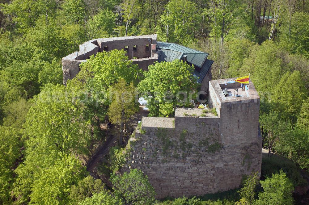 Aerial image EBERSTEIN - Die Ruine Alt-Eberstein liegt direkt über dem Baden-Badener Stadtteil Ebersteinburg in Baden-Württemberg.Von der einstigen Burganlage sind heute nur noch der Bergfried und eine Schildmauer vorhanden.Im Jahr 1085 erhielt die Familie eine Schenkungsurkunde des Klosters Reichenbach, in der erstmals der Name „Berthold de Eberstein“ erscheint. Zu dieser Zeit verlegten sie ihren Wohnsitz aus der Rheinebene (dort gehörten ihnen zehn Orte im Raum Sinzheim und Ottersweier) auf Burg Eberstein (Alt-Eberstein).