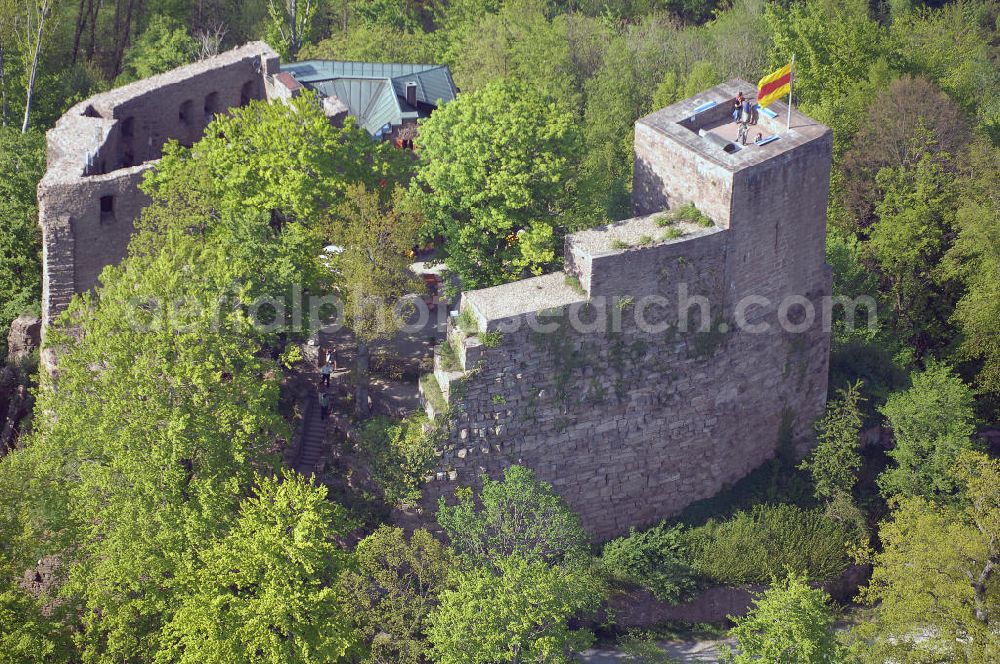 Aerial photograph EBERSTEIN - Die Ruine Alt-Eberstein liegt direkt über dem Baden-Badener Stadtteil Ebersteinburg in Baden-Württemberg.Von der einstigen Burganlage sind heute nur noch der Bergfried und eine Schildmauer vorhanden.Im Jahr 1085 erhielt die Familie eine Schenkungsurkunde des Klosters Reichenbach, in der erstmals der Name „Berthold de Eberstein“ erscheint. Zu dieser Zeit verlegten sie ihren Wohnsitz aus der Rheinebene (dort gehörten ihnen zehn Orte im Raum Sinzheim und Ottersweier) auf Burg Eberstein (Alt-Eberstein).