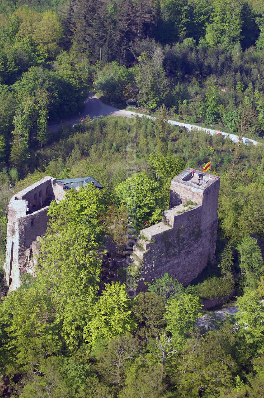 EBERSTEIN from above - Die Ruine Alt-Eberstein liegt direkt über dem Baden-Badener Stadtteil Ebersteinburg in Baden-Württemberg.Von der einstigen Burganlage sind heute nur noch der Bergfried und eine Schildmauer vorhanden.Im Jahr 1085 erhielt die Familie eine Schenkungsurkunde des Klosters Reichenbach, in der erstmals der Name „Berthold de Eberstein“ erscheint. Zu dieser Zeit verlegten sie ihren Wohnsitz aus der Rheinebene (dort gehörten ihnen zehn Orte im Raum Sinzheim und Ottersweier) auf Burg Eberstein (Alt-Eberstein).