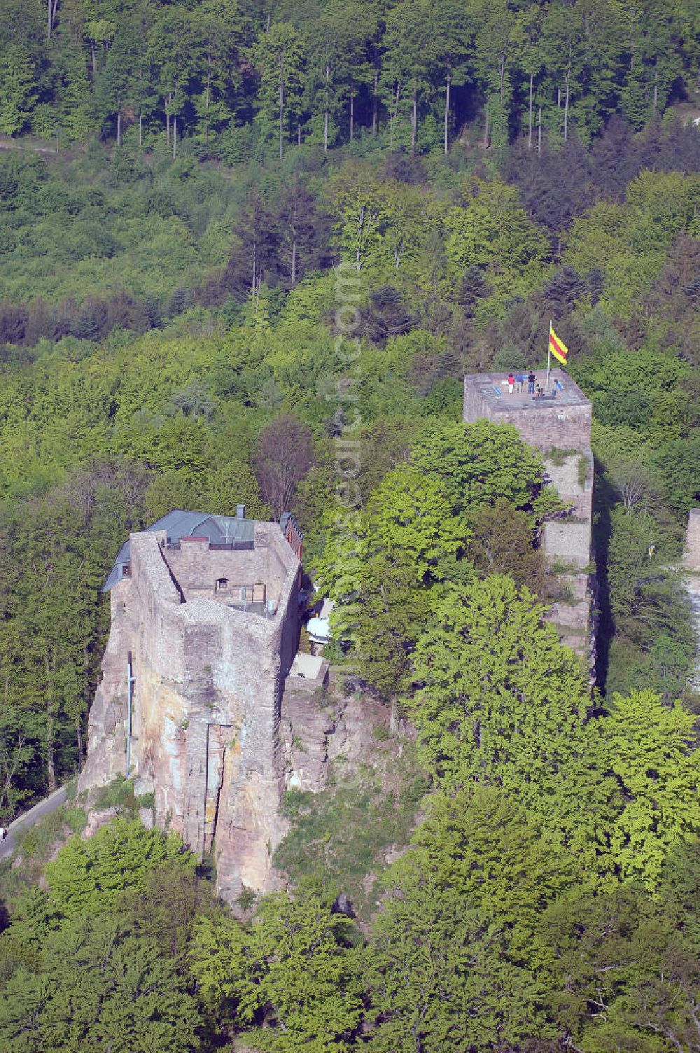 Aerial image EBERSTEIN - Die Ruine Alt-Eberstein liegt direkt über dem Baden-Badener Stadtteil Ebersteinburg in Baden-Württemberg.Von der einstigen Burganlage sind heute nur noch der Bergfried und eine Schildmauer vorhanden.Im Jahr 1085 erhielt die Familie eine Schenkungsurkunde des Klosters Reichenbach, in der erstmals der Name „Berthold de Eberstein“ erscheint. Zu dieser Zeit verlegten sie ihren Wohnsitz aus der Rheinebene (dort gehörten ihnen zehn Orte im Raum Sinzheim und Ottersweier) auf Burg Eberstein (Alt-Eberstein).