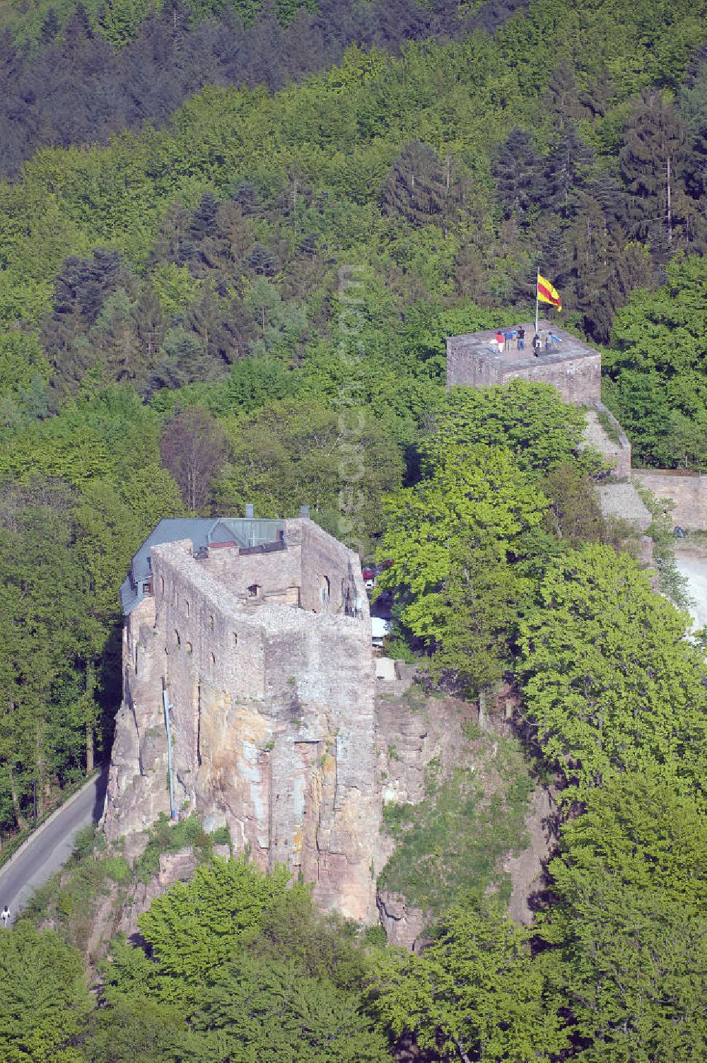 Aerial photograph EBERSTEIN - Die Ruine Alt-Eberstein liegt direkt über dem Baden-Badener Stadtteil Ebersteinburg in Baden-Württemberg.Von der einstigen Burganlage sind heute nur noch der Bergfried und eine Schildmauer vorhanden.Im Jahr 1085 erhielt die Familie eine Schenkungsurkunde des Klosters Reichenbach, in der erstmals der Name „Berthold de Eberstein“ erscheint. Zu dieser Zeit verlegten sie ihren Wohnsitz aus der Rheinebene (dort gehörten ihnen zehn Orte im Raum Sinzheim und Ottersweier) auf Burg Eberstein (Alt-Eberstein).