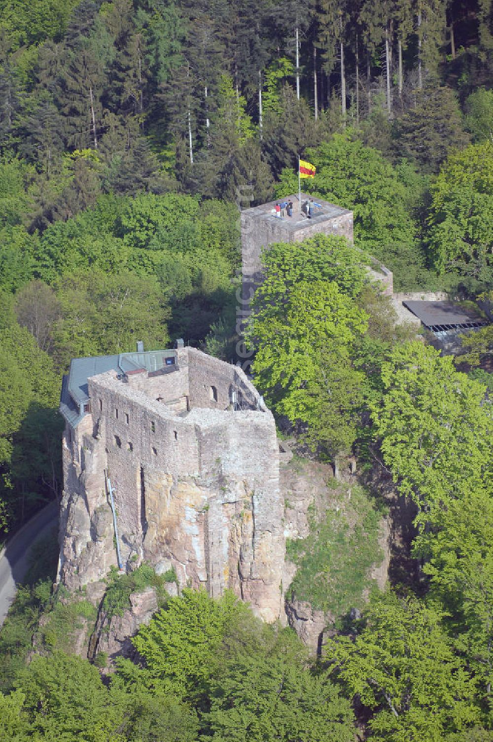 EBERSTEIN from above - Die Ruine Alt-Eberstein liegt direkt über dem Baden-Badener Stadtteil Ebersteinburg in Baden-Württemberg.Von der einstigen Burganlage sind heute nur noch der Bergfried und eine Schildmauer vorhanden.Im Jahr 1085 erhielt die Familie eine Schenkungsurkunde des Klosters Reichenbach, in der erstmals der Name „Berthold de Eberstein“ erscheint. Zu dieser Zeit verlegten sie ihren Wohnsitz aus der Rheinebene (dort gehörten ihnen zehn Orte im Raum Sinzheim und Ottersweier) auf Burg Eberstein (Alt-Eberstein).