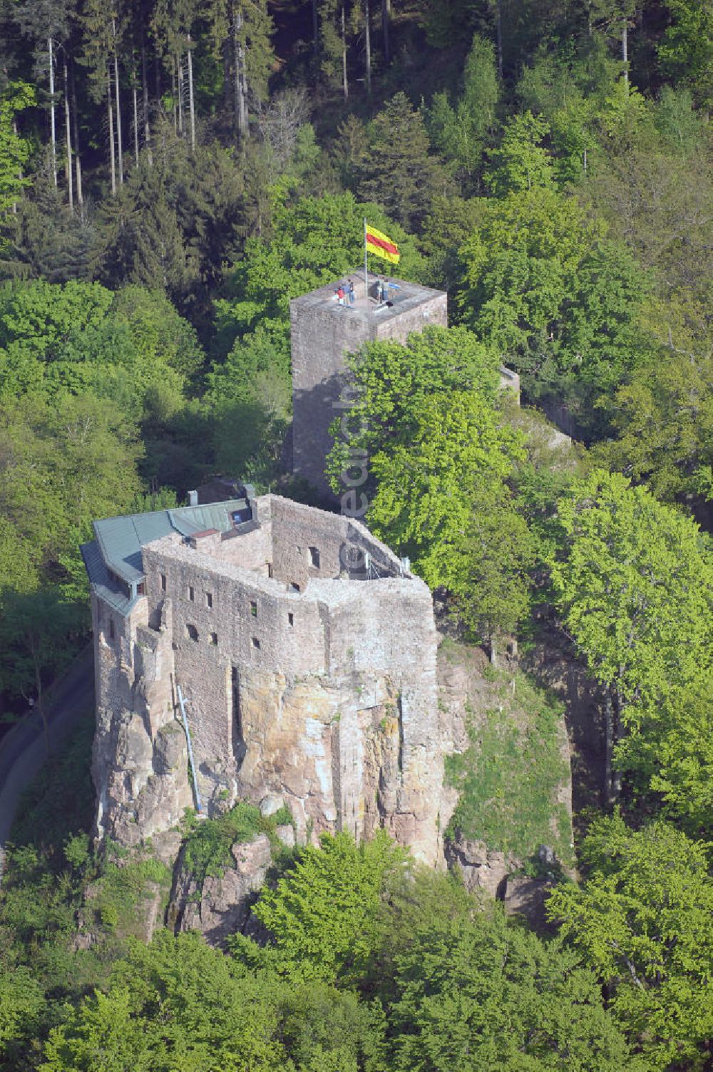 EBERSTEIN from the bird's eye view: Die Ruine Alt-Eberstein liegt direkt über dem Baden-Badener Stadtteil Ebersteinburg in Baden-Württemberg.Von der einstigen Burganlage sind heute nur noch der Bergfried und eine Schildmauer vorhanden.Im Jahr 1085 erhielt die Familie eine Schenkungsurkunde des Klosters Reichenbach, in der erstmals der Name „Berthold de Eberstein“ erscheint. Zu dieser Zeit verlegten sie ihren Wohnsitz aus der Rheinebene (dort gehörten ihnen zehn Orte im Raum Sinzheim und Ottersweier) auf Burg Eberstein (Alt-Eberstein).