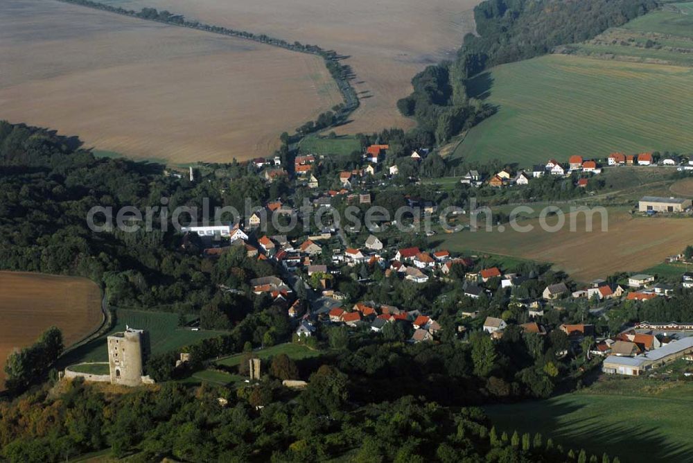 Aerial photograph Harkerode - Blick auf die sich am Ortsrand von Harkerode befindende Ruine der Burg Arnstein auf einem nach drei Seiten hin steil abfallenden Bergsporn. Sie ist eine der größten mittelalterlichen Burganlagen im Harz. Heute ist die imposante Ruinenanlage ein attraktives Ausflugsziel und im Besitz der Gemeinde Harkerode. Gemeinde Harkerode - Landkreis Mansfelder Land - Verwaltungsgemeinschaft: Wipper-Eine - Eislebener Straße 2, 06333 Quenstedt - Tel.: (03473) 96220 - Fax: (03473) 962228 - E-Mail: post@vgem-wipper-eine.de