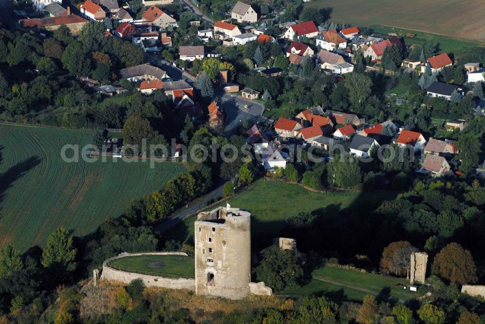 Harkerode from the bird's eye view: Blick auf die sich am Ortsrand von Harkerode befindende Ruine der Burg Arnstein auf einem nach drei Seiten hin steil abfallenden Bergsporn. Sie ist eine der größten mittelalterlichen Burganlagen im Harz. Heute ist die imposante Ruinenanlage ein attraktives Ausflugsziel und im Besitz der Gemeinde Harkerode. Gemeinde Harkerode - Landkreis Mansfelder Land - Verwaltungsgemeinschaft: Wipper-Eine - Eislebener Straße 2, 06333 Quenstedt - Tel.: (03473) 96220 - Fax: (03473) 962228 - E-Mail: post@vgem-wipper-eine.de