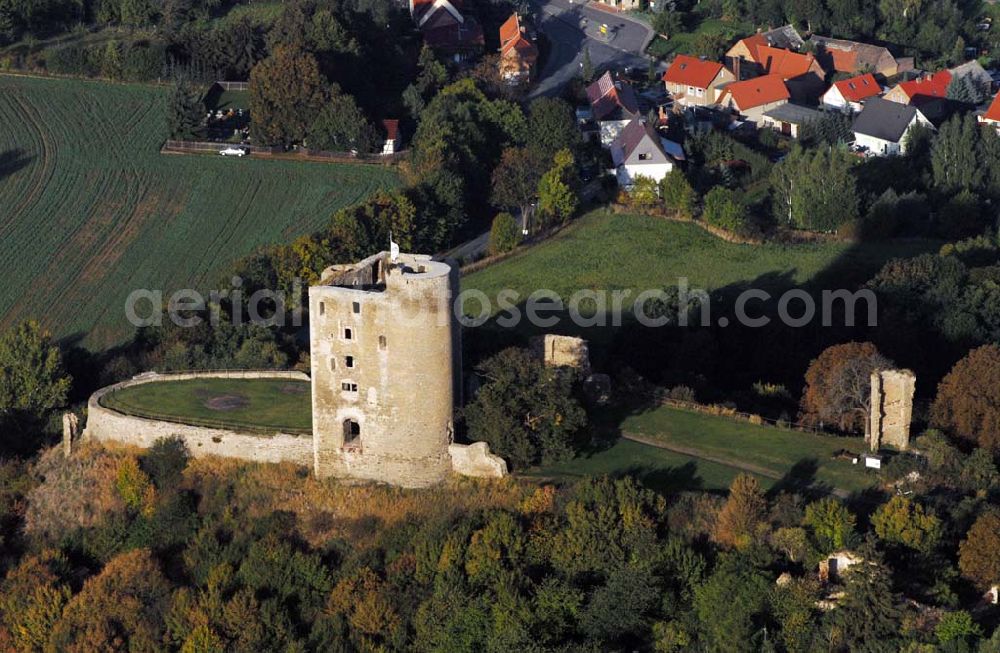 Aerial image Harkerode - Blick auf die sich am Ortsrand von Harkerode befindende Ruine der Burg Arnstein auf einem nach drei Seiten hin steil abfallenden Bergsporn. Sie ist eine der größten mittelalterlichen Burganlagen im Harz. Heute ist die imposante Ruinenanlage ein attraktives Ausflugsziel und im Besitz der Gemeinde Harkerode. Gemeinde Harkerode - Landkreis Mansfelder Land - Verwaltungsgemeinschaft: Wipper-Eine - Eislebener Straße 2, 06333 Quenstedt - Tel.: (03473) 96220 - Fax: (03473) 962228 - E-Mail: post@vgem-wipper-eine.de