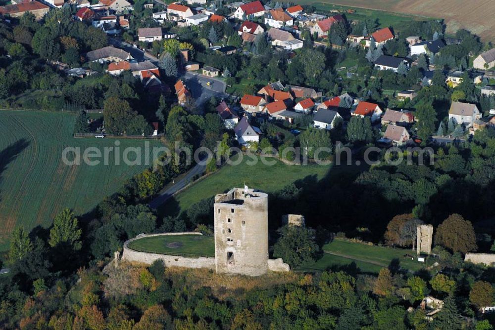 Aerial photograph Harkerode - Blick auf die sich am Ortsrand von Harkerode befindende Ruine der Burg Arnstein auf einem nach drei Seiten hin steil abfallenden Bergsporn. Sie ist eine der größten mittelalterlichen Burganlagen im Harz. Heute ist die imposante Ruinenanlage ein attraktives Ausflugsziel und im Besitz der Gemeinde Harkerode. Gemeinde Harkerode - Landkreis Mansfelder Land - Verwaltungsgemeinschaft: Wipper-Eine - Eislebener Straße 2, 06333 Quenstedt - Tel.: (03473) 96220 - Fax: (03473) 962228 - E-Mail: post@vgem-wipper-eine.de