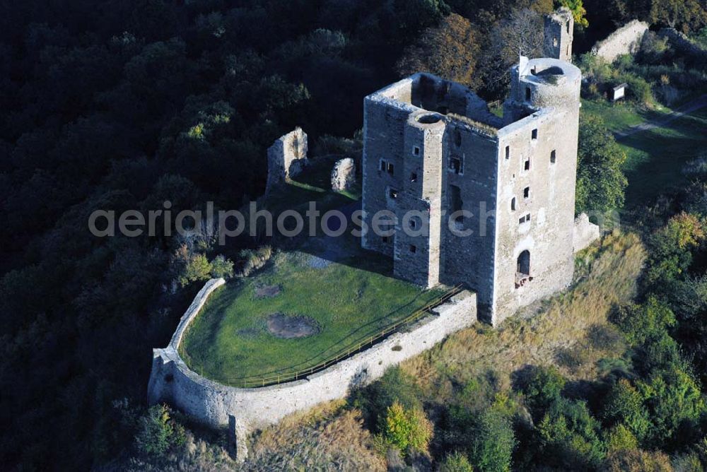 Harkerode from above - Blick auf die sich am Ortsrand von Harkerode befindende Ruine der Burg Arnstein auf einem nach drei Seiten hin steil abfallenden Bergsporn. Sie ist eine der größten mittelalterlichen Burganlagen im Harz. Heute ist die imposante Ruinenanlage ein attraktives Ausflugsziel und im Besitz der Gemeinde Harkerode. Gemeinde Harkerode - Landkreis Mansfelder Land - Verwaltungsgemeinschaft: Wipper-Eine - Eislebener Straße 2, 06333 Quenstedt - Tel.: (03473) 96220 - Fax: (03473) 962228 - E-Mail: post@vgem-wipper-eine.de