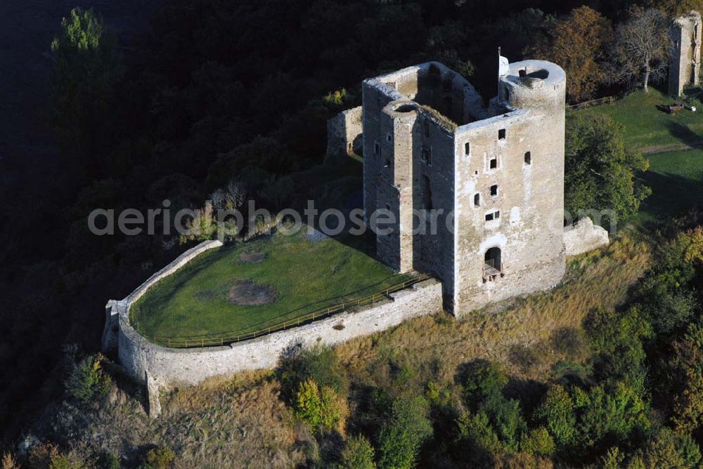 Harkerode from the bird's eye view: Blick auf die sich am Ortsrand von Harkerode befindende Ruine der Burg Arnstein auf einem nach drei Seiten hin steil abfallenden Bergsporn. Sie ist eine der größten mittelalterlichen Burganlagen im Harz. Heute ist die imposante Ruinenanlage ein attraktives Ausflugsziel und im Besitz der Gemeinde Harkerode. Gemeinde Harkerode - Landkreis Mansfelder Land - Verwaltungsgemeinschaft: Wipper-Eine - Eislebener Straße 2, 06333 Quenstedt - Tel.: (03473) 96220 - Fax: (03473) 962228 - E-Mail: post@vgem-wipper-eine.de