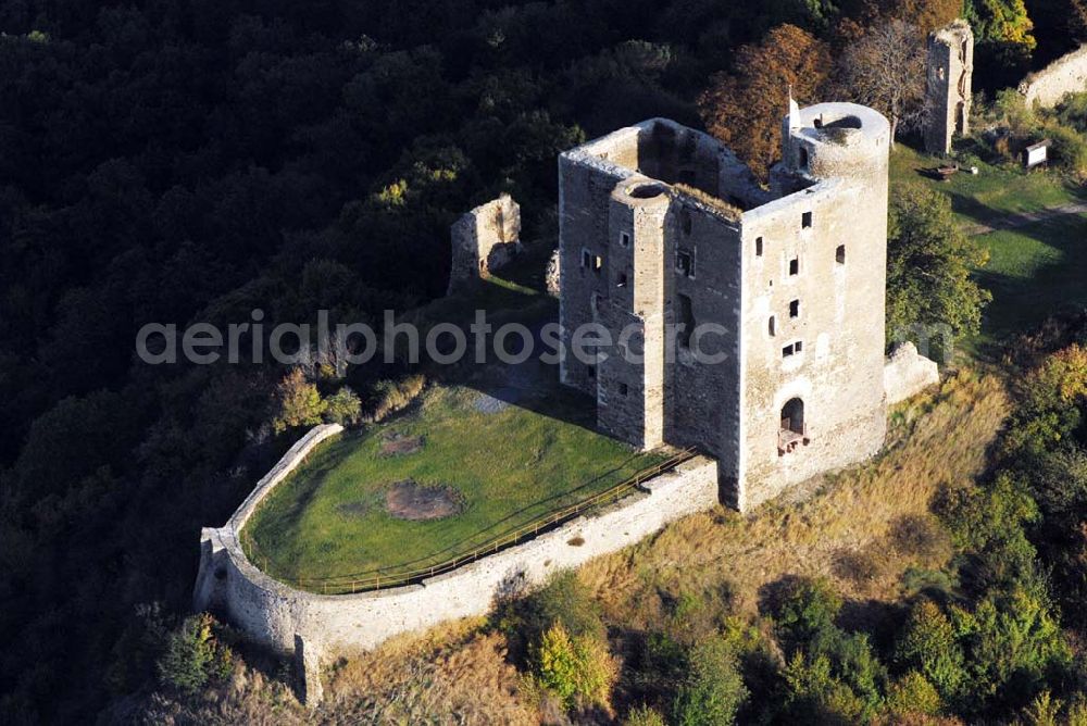 Aerial image Harkerode - Blick auf die sich am Ortsrand von Harkerode befindende Ruine der Burg Arnstein auf einem nach drei Seiten hin steil abfallenden Bergsporn. Sie ist eine der größten mittelalterlichen Burganlagen im Harz. Heute ist die imposante Ruinenanlage ein attraktives Ausflugsziel und im Besitz der Gemeinde Harkerode. Gemeinde Harkerode - Landkreis Mansfelder Land - Verwaltungsgemeinschaft: Wipper-Eine - Eislebener Straße 2, 06333 Quenstedt - Tel.: (03473) 96220 - Fax: (03473) 962228 - E-Mail: post@vgem-wipper-eine.de